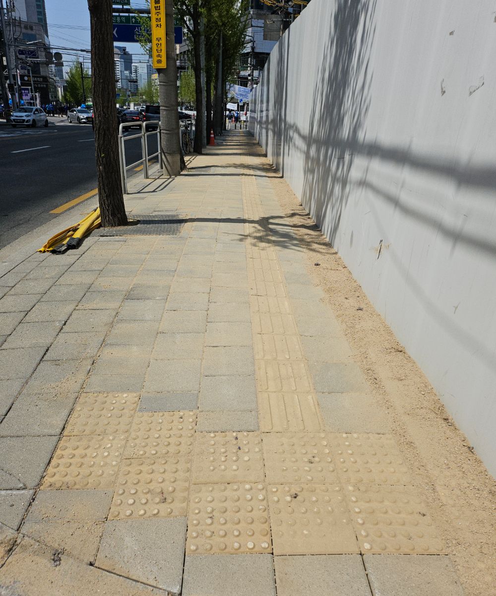 보도블럭보수 완료 후 정리된 보행로